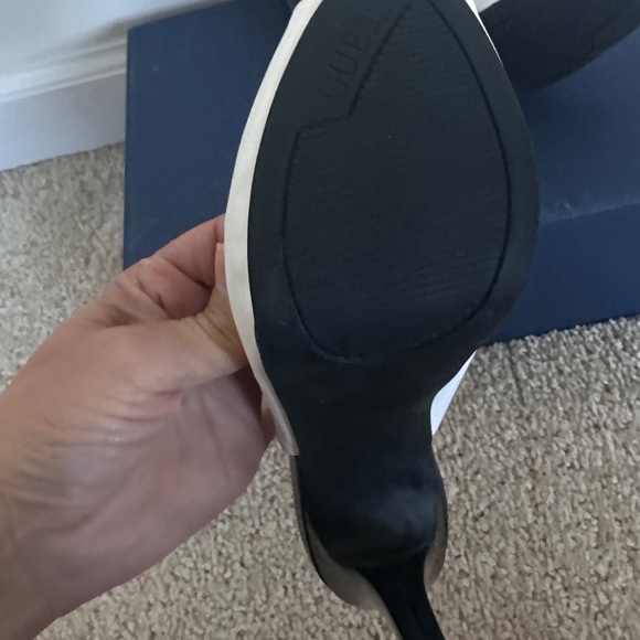 Elegant peep-toe pump from guess. - Picture 10 of 12